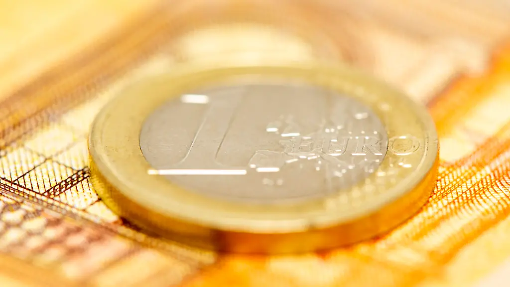 1 Euro Münze auf Schein